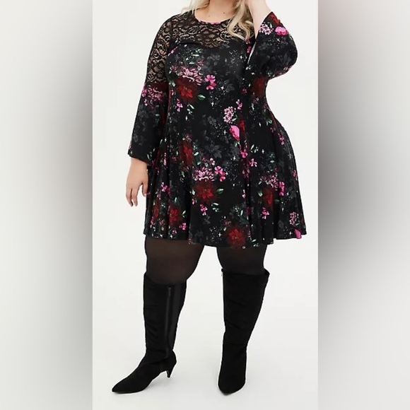 Torrid Super Soft Lace Bell Sleeve Dress; Black Floral; Size 00 (10) - Picture 4 of 11